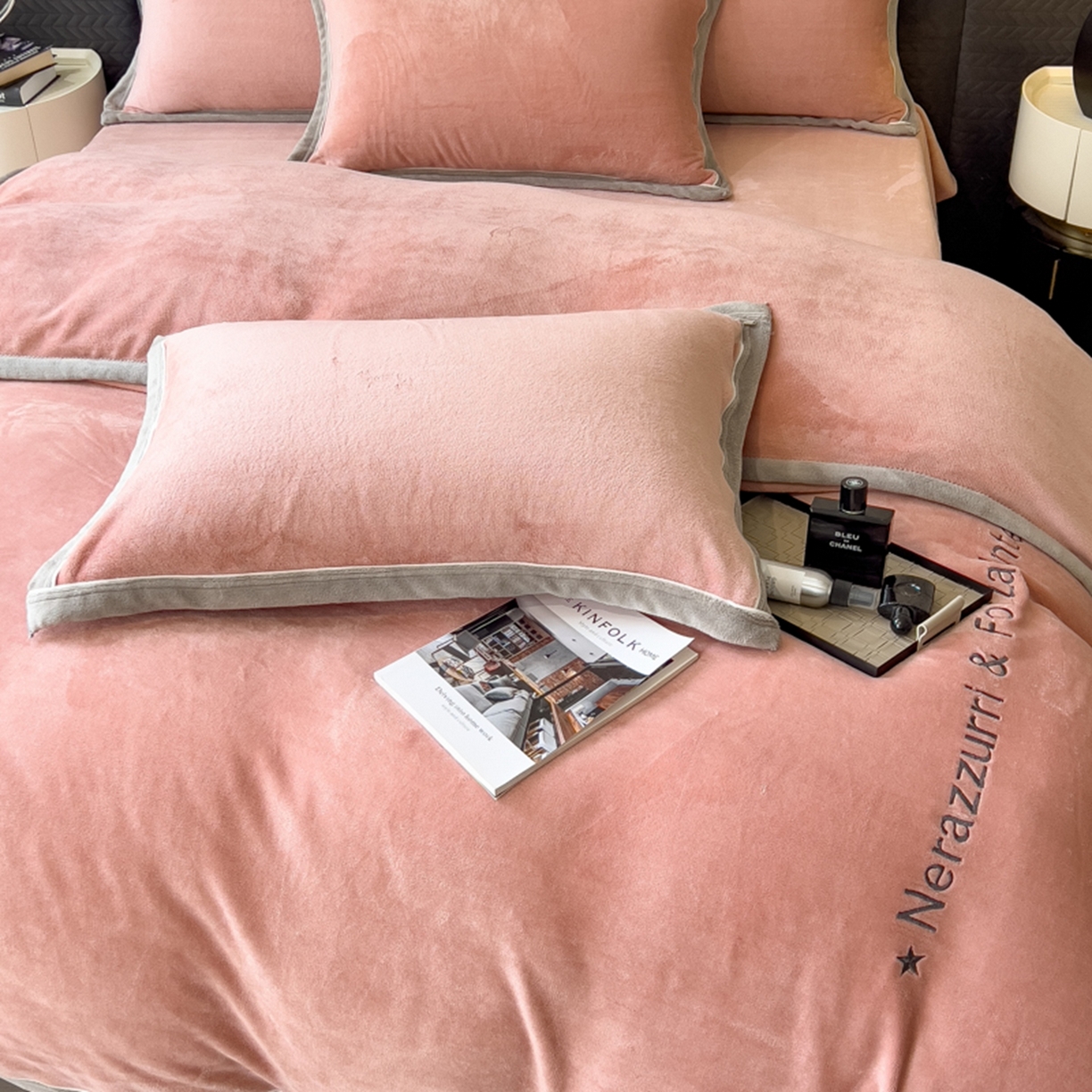 91家纺网 家纺一手货源 找家纺 印季家纺 2025新款牛奶绒两星绣花包边四件套 豆沙