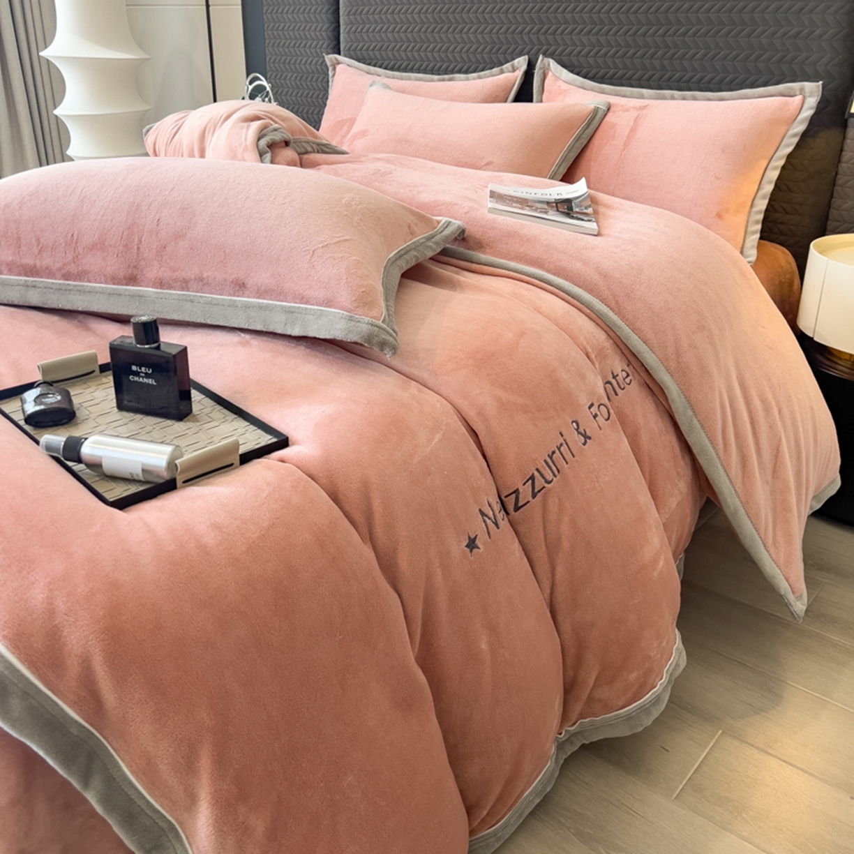 91家纺网 家纺一手货源 找家纺 印季家纺 2025新款牛奶绒两星绣花包边四件套 豆沙