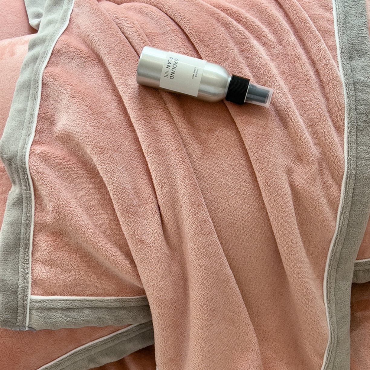 91家纺网 家纺一手货源 找家纺 印季家纺 2025新款牛奶绒两星绣花包边四件套 豆沙