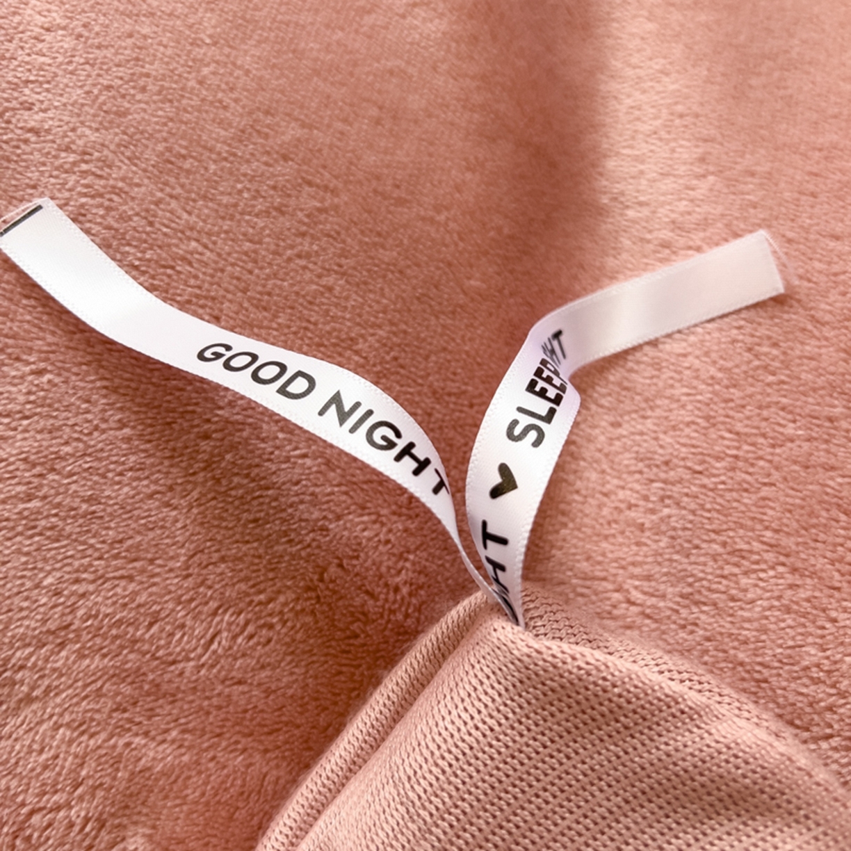 91家纺网 家纺一手货源 找家纺 印季家纺 2025新款牛奶绒两星绣花包边四件套 豆沙