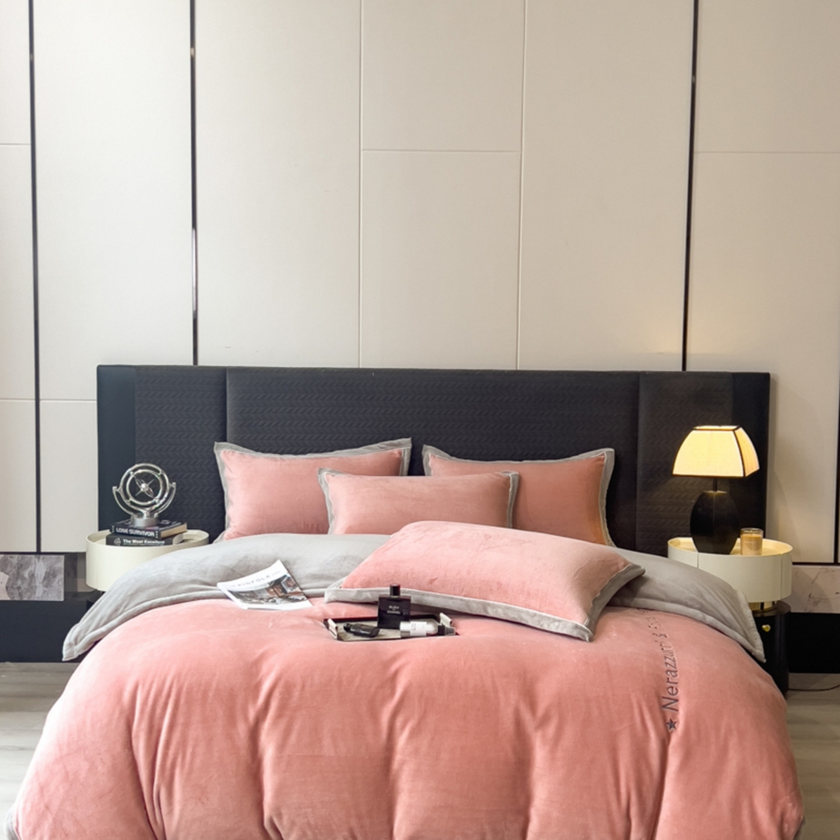 91家纺网 家纺一手货源 找家纺 印季家纺 2025新款牛奶绒两星绣花包边四件套 豆沙-马丁灰