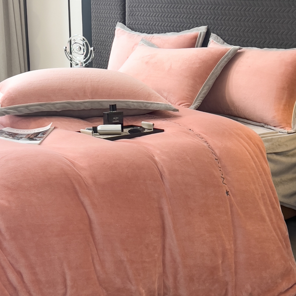 91家纺网 家纺一手货源 找家纺 印季家纺 2025新款牛奶绒两星绣花包边四件套 豆沙-马丁灰