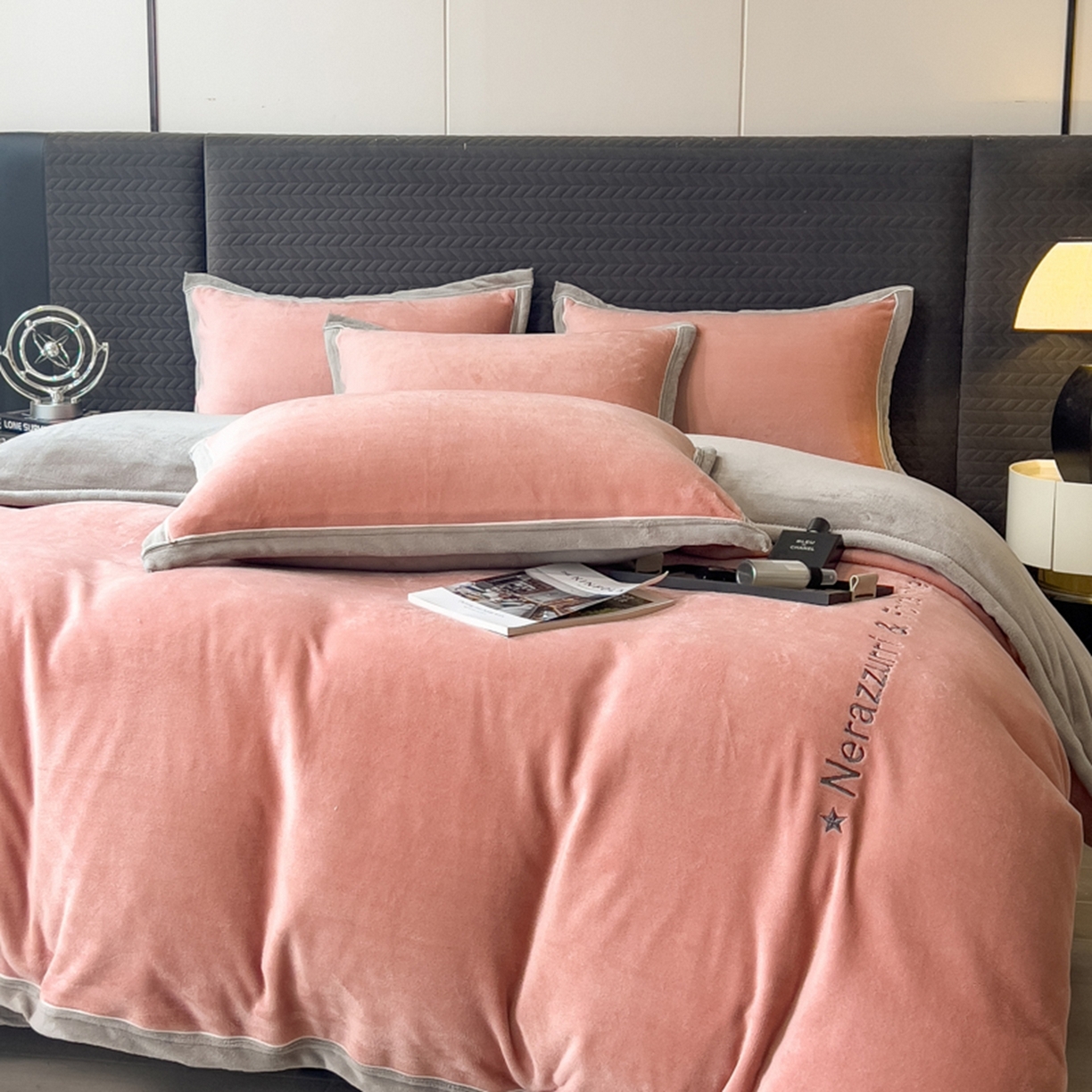 91家纺网 家纺一手货源 找家纺 印季家纺 2025新款牛奶绒两星绣花包边四件套 豆沙-马丁灰