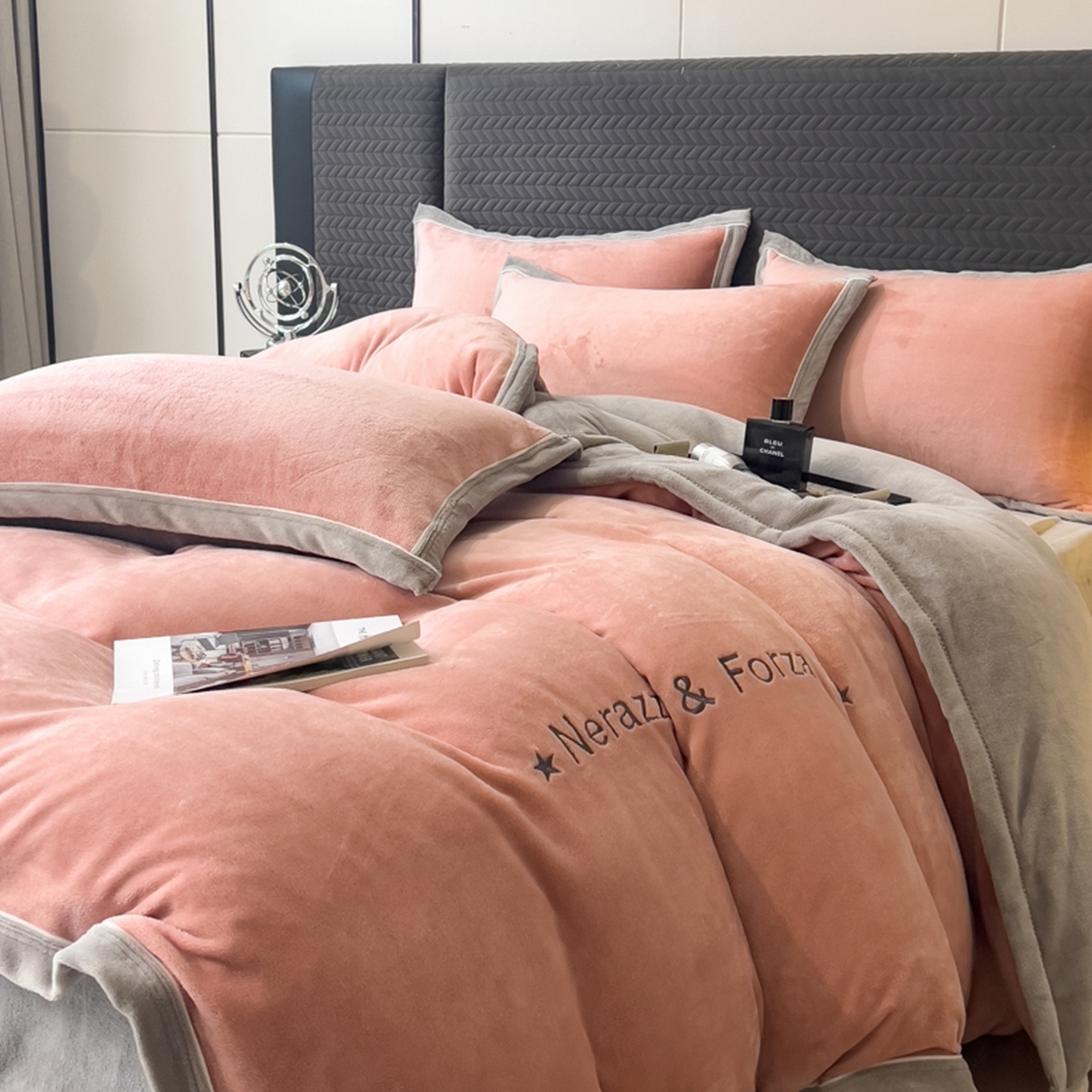 91家纺网 家纺一手货源 找家纺 印季家纺 2025新款牛奶绒两星绣花包边四件套 豆沙-马丁灰