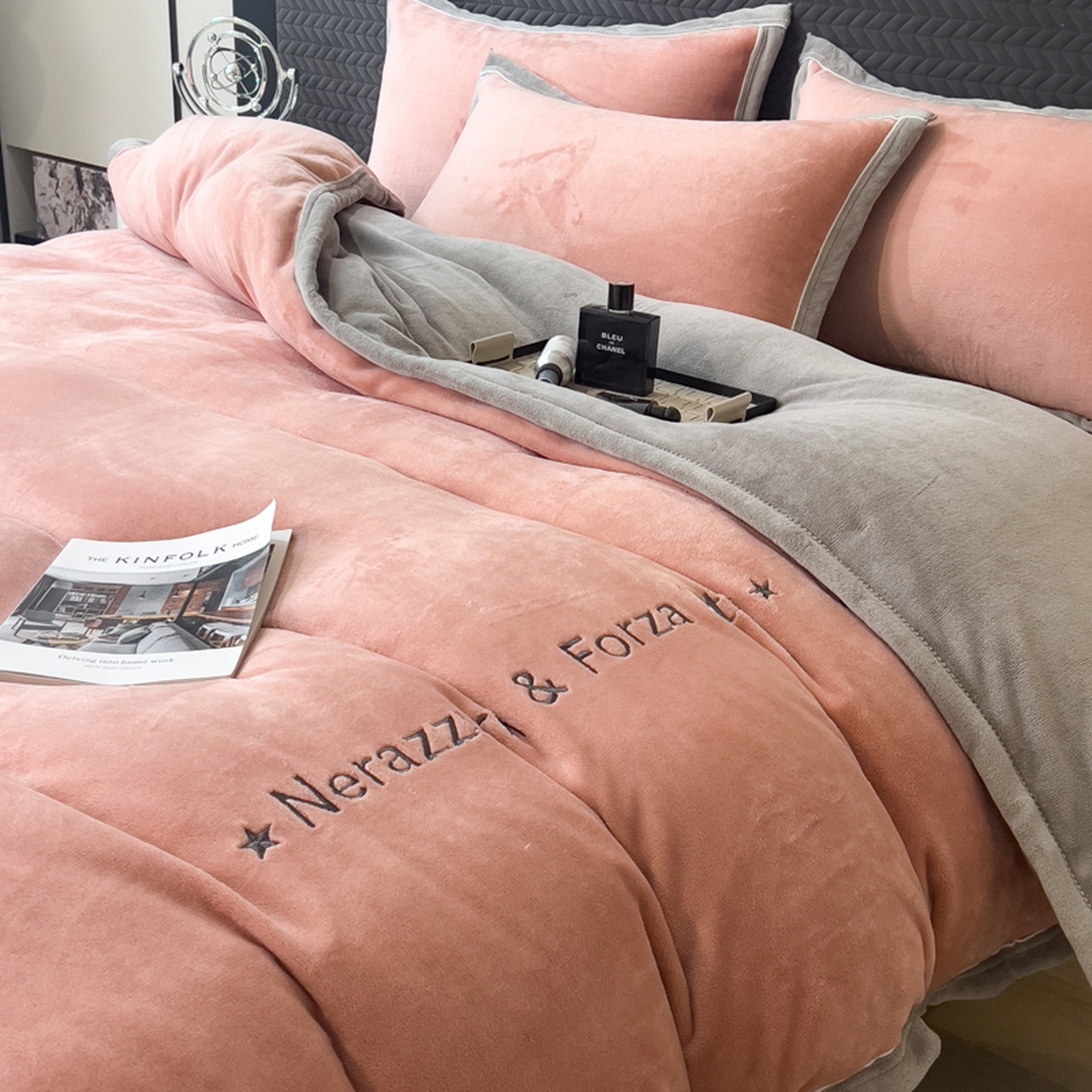 91家纺网 家纺一手货源 找家纺 印季家纺 2025新款牛奶绒两星绣花包边四件套 豆沙-马丁灰