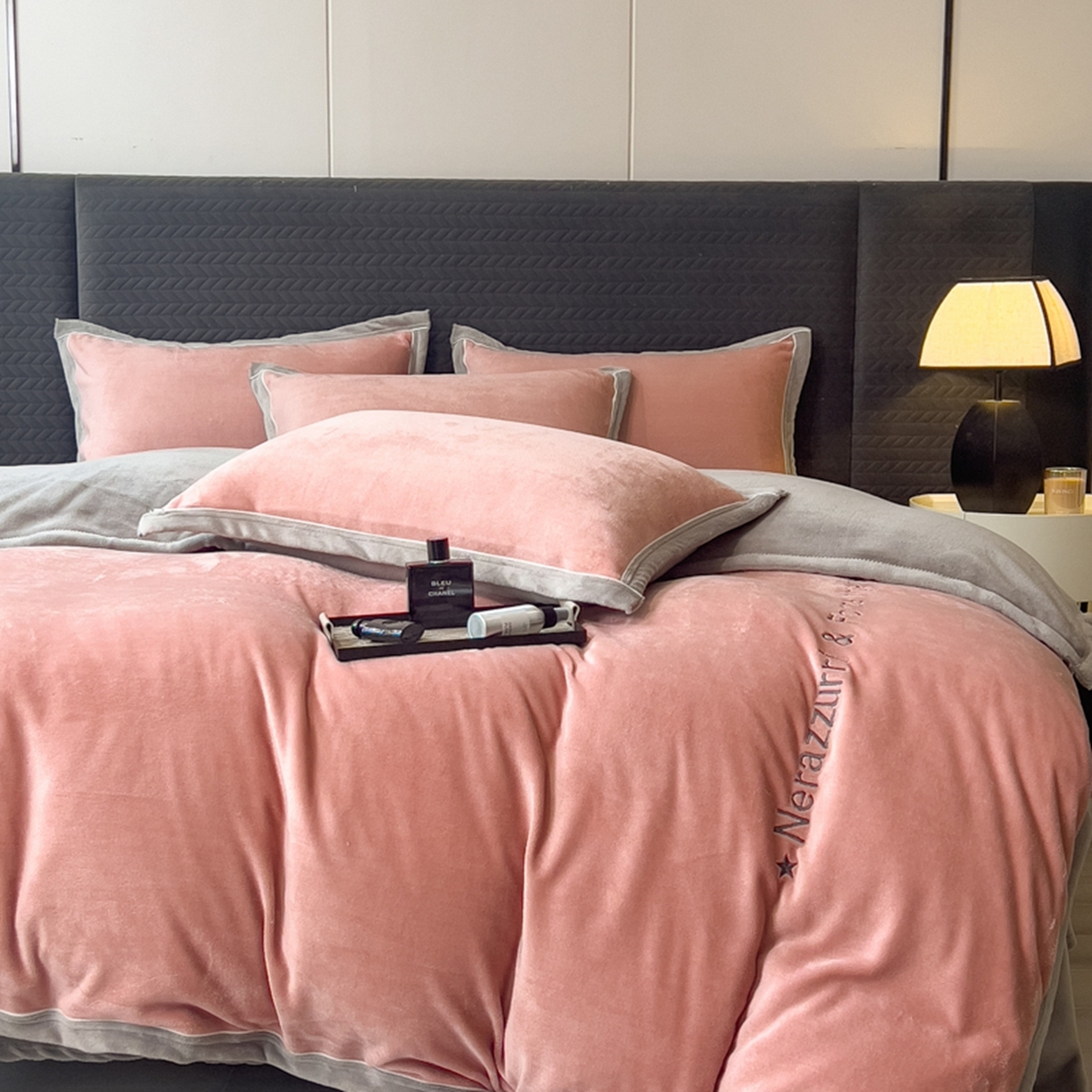 91家纺网 家纺一手货源 找家纺 印季家纺 2025新款牛奶绒两星绣花包边四件套 豆沙-马丁灰