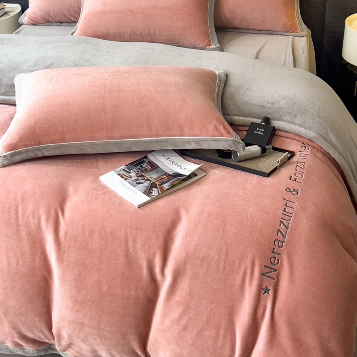 91家纺网 家纺一手货源 找家纺 印季家纺 2025新款牛奶绒两星绣花包边四件套 豆沙-马丁灰