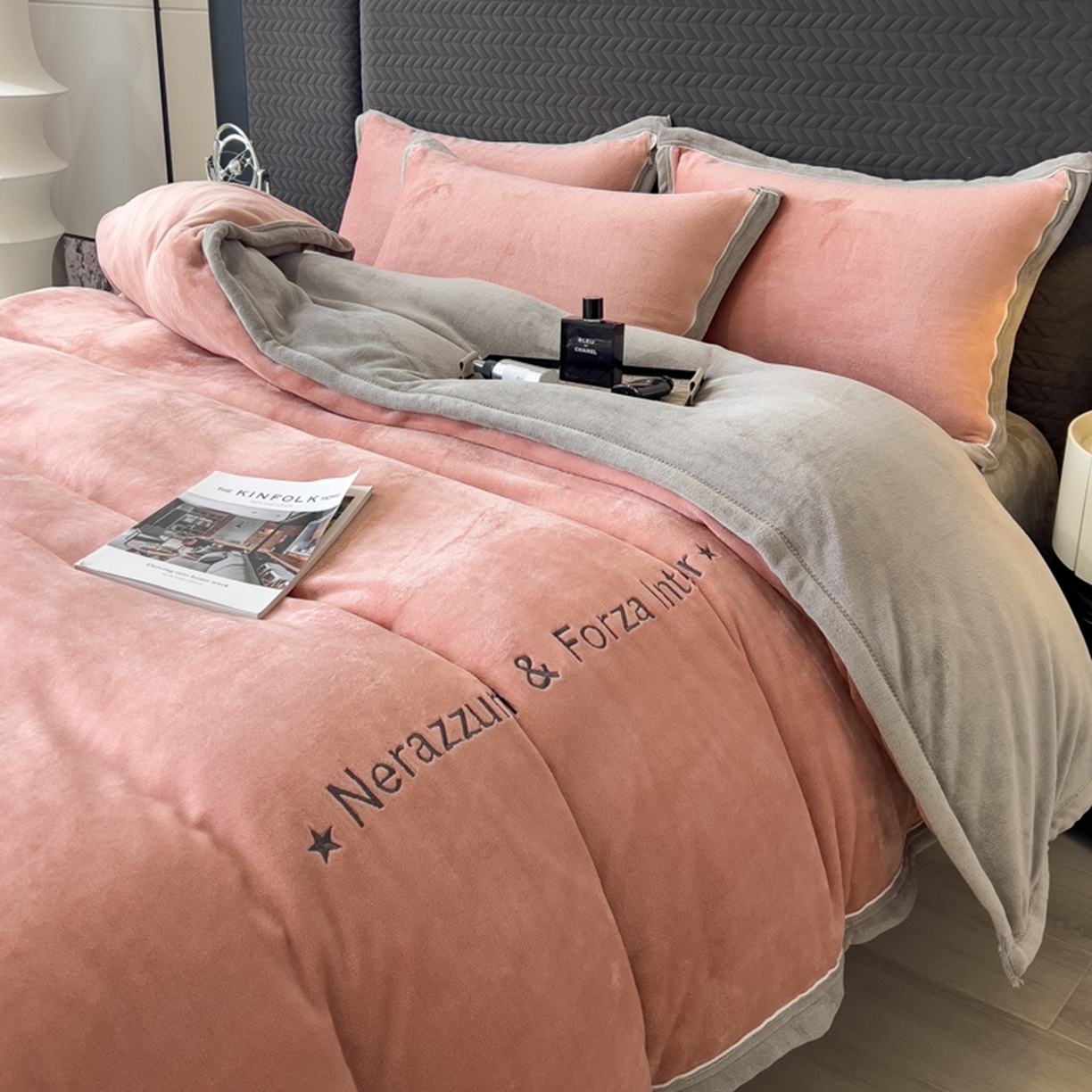 91家纺网 家纺一手货源 找家纺 印季家纺 2025新款牛奶绒两星绣花包边四件套 豆沙-马丁灰