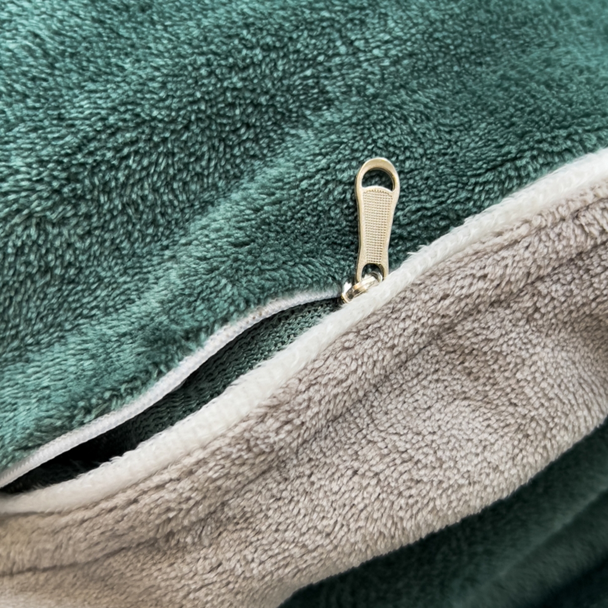 91家纺网 家纺一手货源 找家纺 印季家纺 2025新款牛奶绒两星绣花包边四件套 灰绿