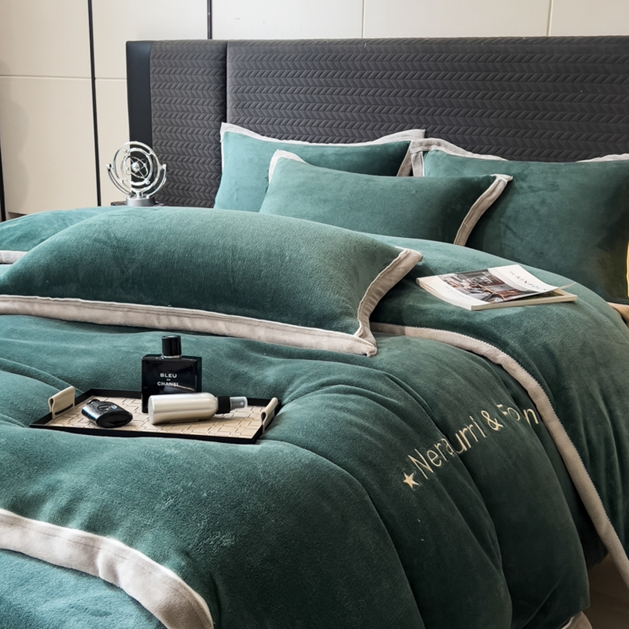 91家纺网 家纺一手货源 找家纺 印季家纺 2025新款牛奶绒两星绣花包边四件套 灰绿