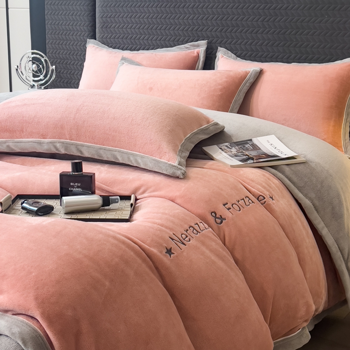 91家纺网 家纺一手货源 找家纺 印季家纺 2025新款牛奶绒两星绣花包边四件套 豆沙-马丁灰