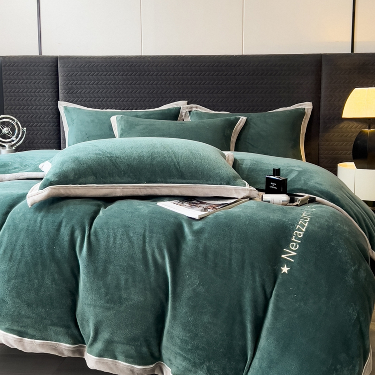 91家纺网 家纺一手货源 找家纺 印季家纺 2025新款牛奶绒两星绣花包边四件套 灰绿