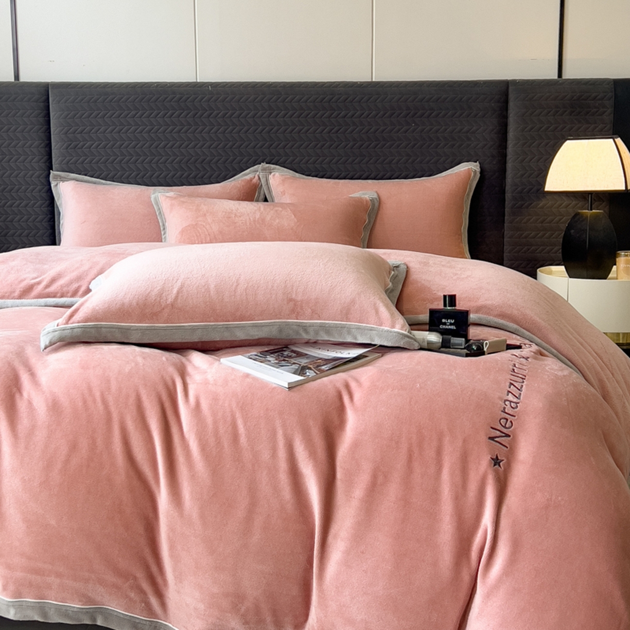 91家纺网 家纺一手货源 找家纺 印季家纺 2025新款牛奶绒两星绣花包边四件套 豆沙