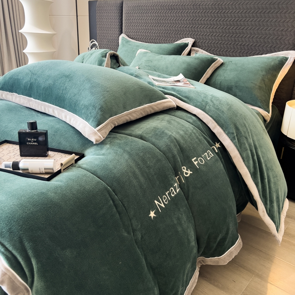 91家纺网 家纺一手货源 找家纺 印季家纺 2025新款牛奶绒两星绣花包边四件套 灰绿