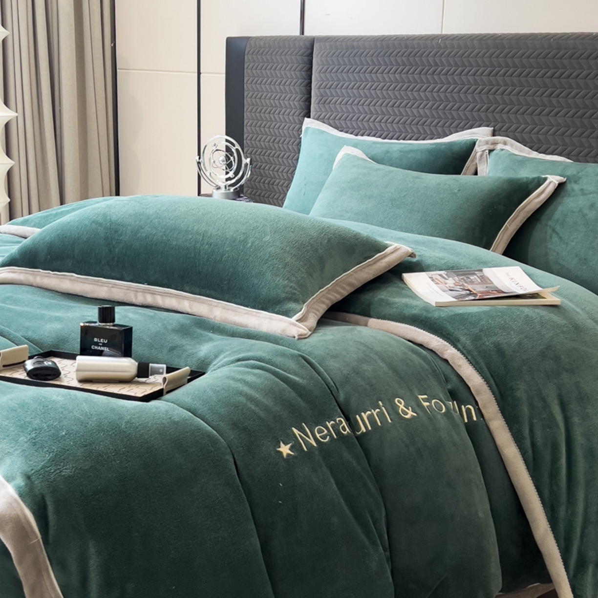 91家纺网 家纺一手货源 找家纺 印季家纺 2025新款牛奶绒两星绣花包边四件套 灰绿