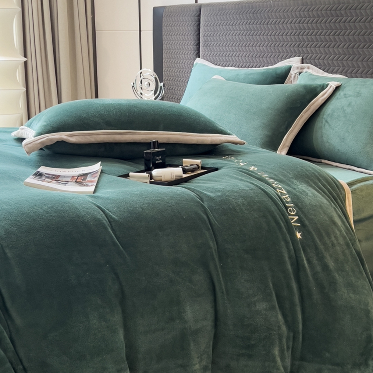 91家纺网 家纺一手货源 找家纺 印季家纺 2025新款牛奶绒两星绣花包边四件套 灰绿