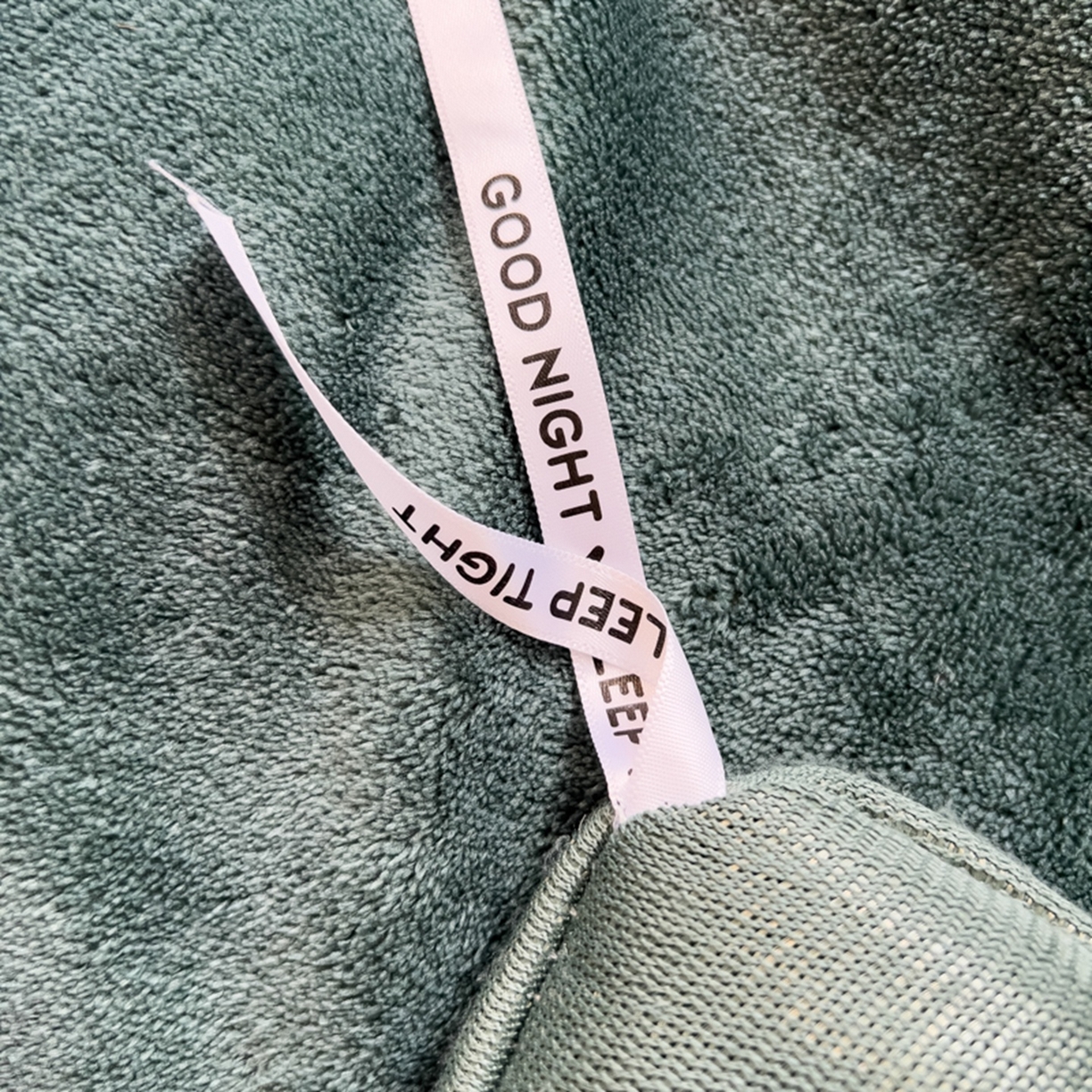 91家纺网 家纺一手货源 找家纺 印季家纺 2025新款牛奶绒两星绣花包边四件套 灰绿