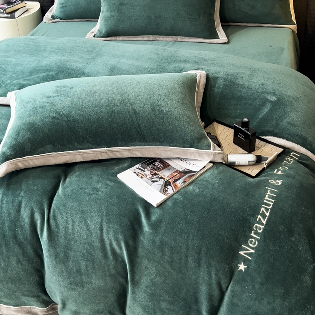 91家纺网 家纺一手货源 找家纺 印季家纺 2025新款牛奶绒两星绣花包边四件套 灰绿