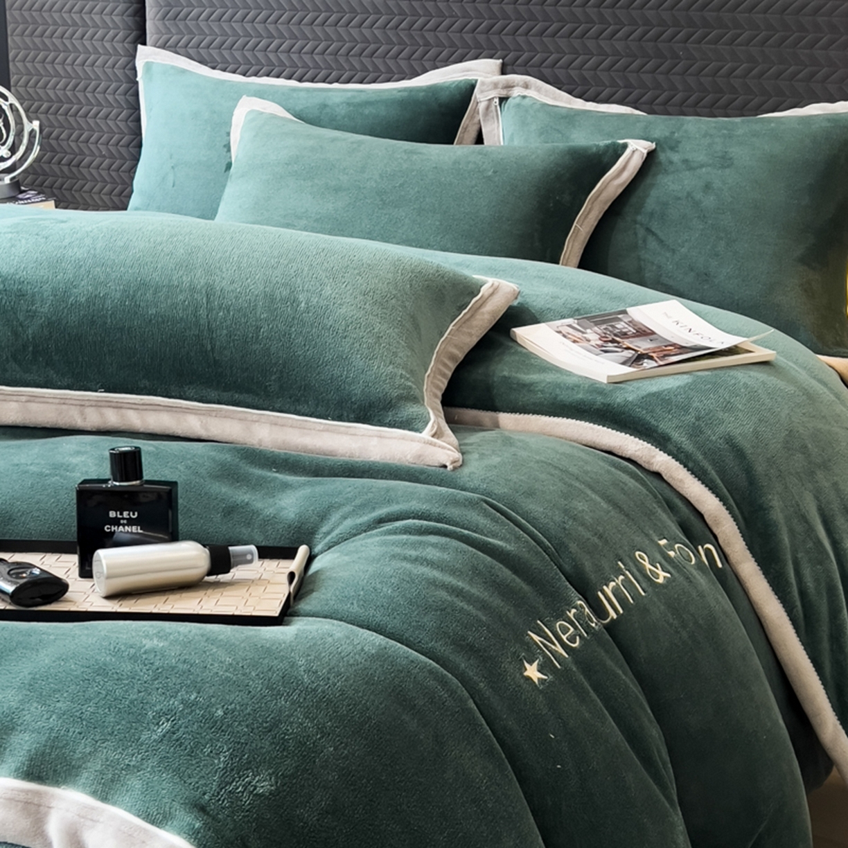 91家纺网 家纺一手货源 找家纺 印季家纺 2025新款牛奶绒两星绣花包边四件套 灰绿