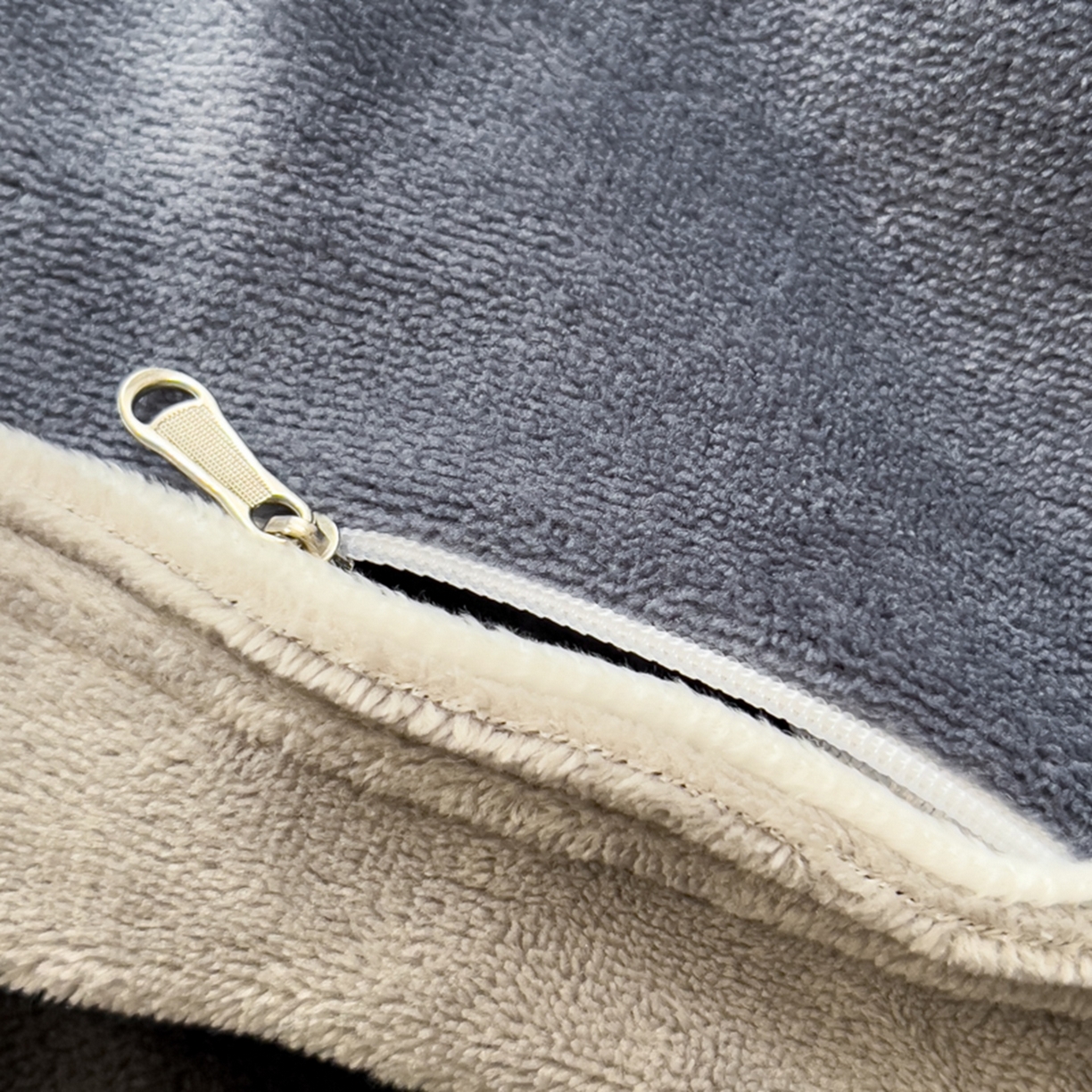 91家纺网 家纺一手货源 找家纺 印季家纺 2025新款牛奶绒两星绣花包边四件套 紫灰-深灰