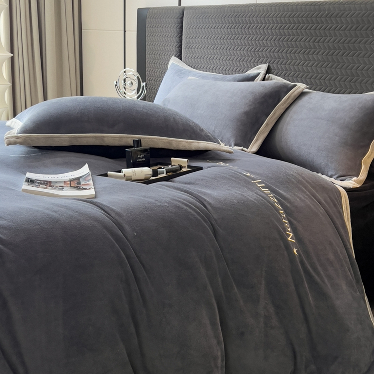 91家纺网 家纺一手货源 找家纺 印季家纺 2025新款牛奶绒两星绣花包边四件套 紫灰-深灰