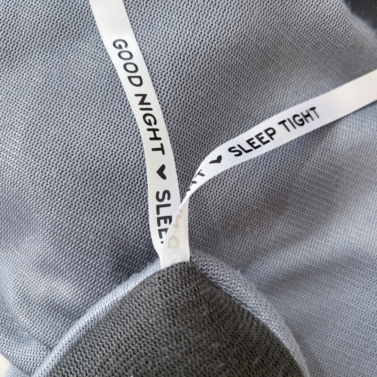 91家纺网 家纺一手货源 找家纺 印季家纺 2025新款牛奶绒两星绣花包边四件套 紫灰-深灰