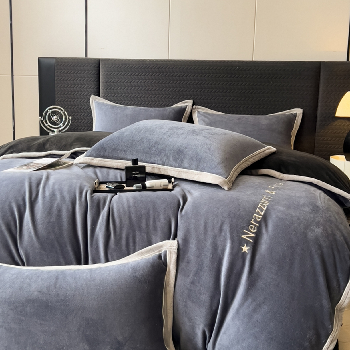 91家纺网 家纺一手货源 找家纺 印季家纺 2025新款牛奶绒两星绣花包边四件套 紫灰-深灰