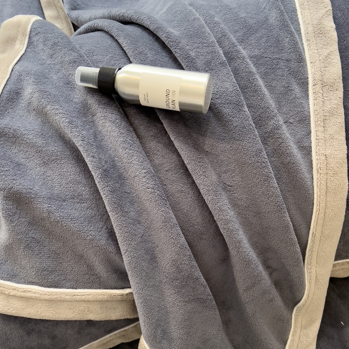 91家纺网 家纺一手货源 找家纺 印季家纺 2025新款牛奶绒两星绣花包边四件套 紫灰-深灰