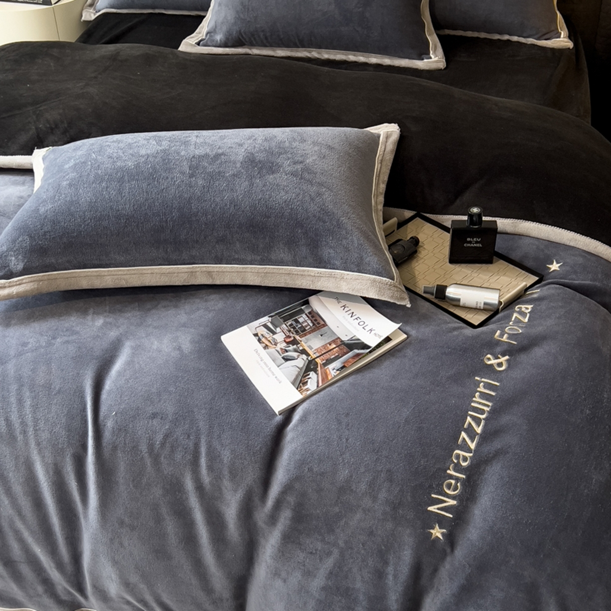 91家纺网 家纺一手货源 找家纺 印季家纺 2025新款牛奶绒两星绣花包边四件套 紫灰-深灰