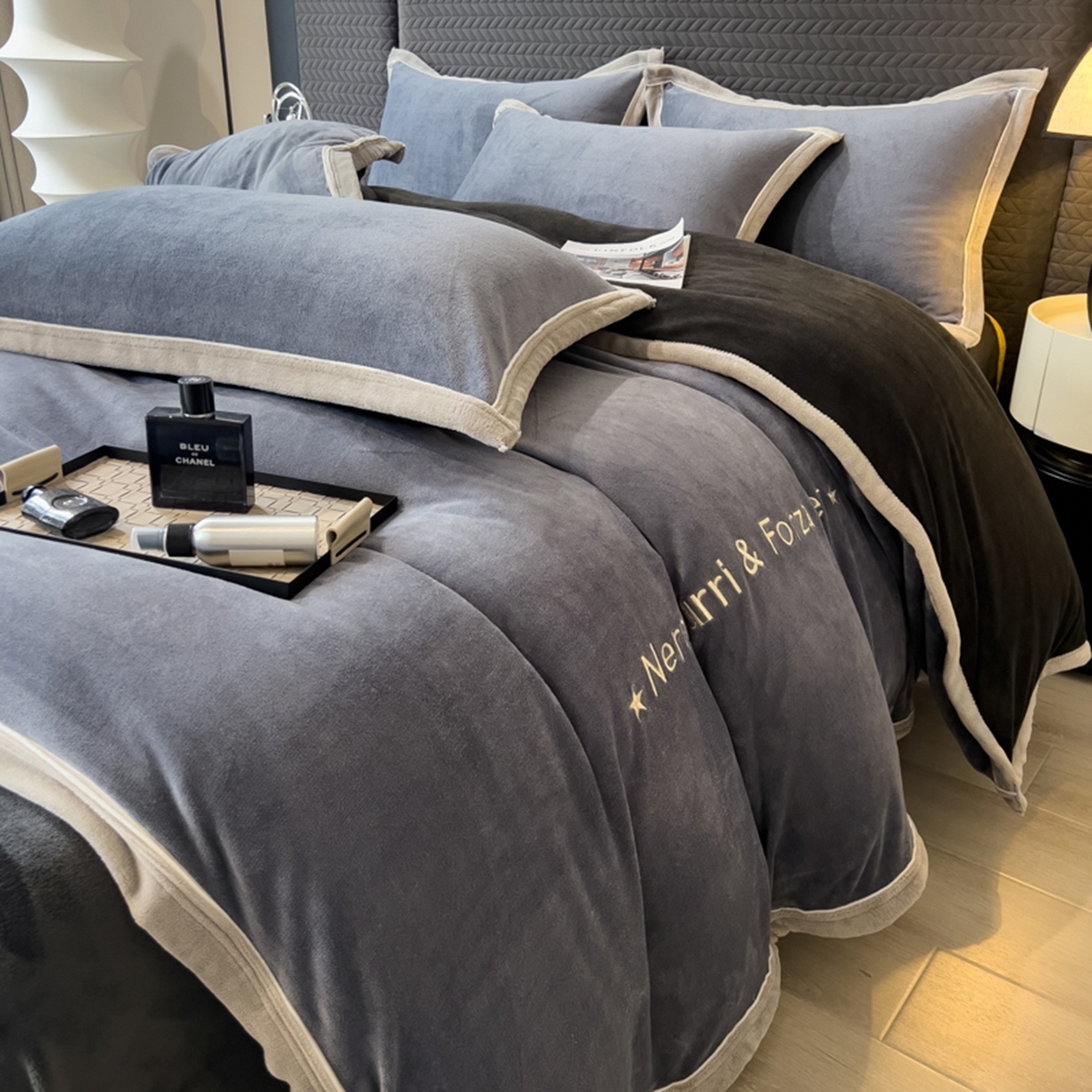 91家纺网 家纺一手货源 找家纺 印季家纺 2025新款牛奶绒两星绣花包边四件套 紫灰-深灰