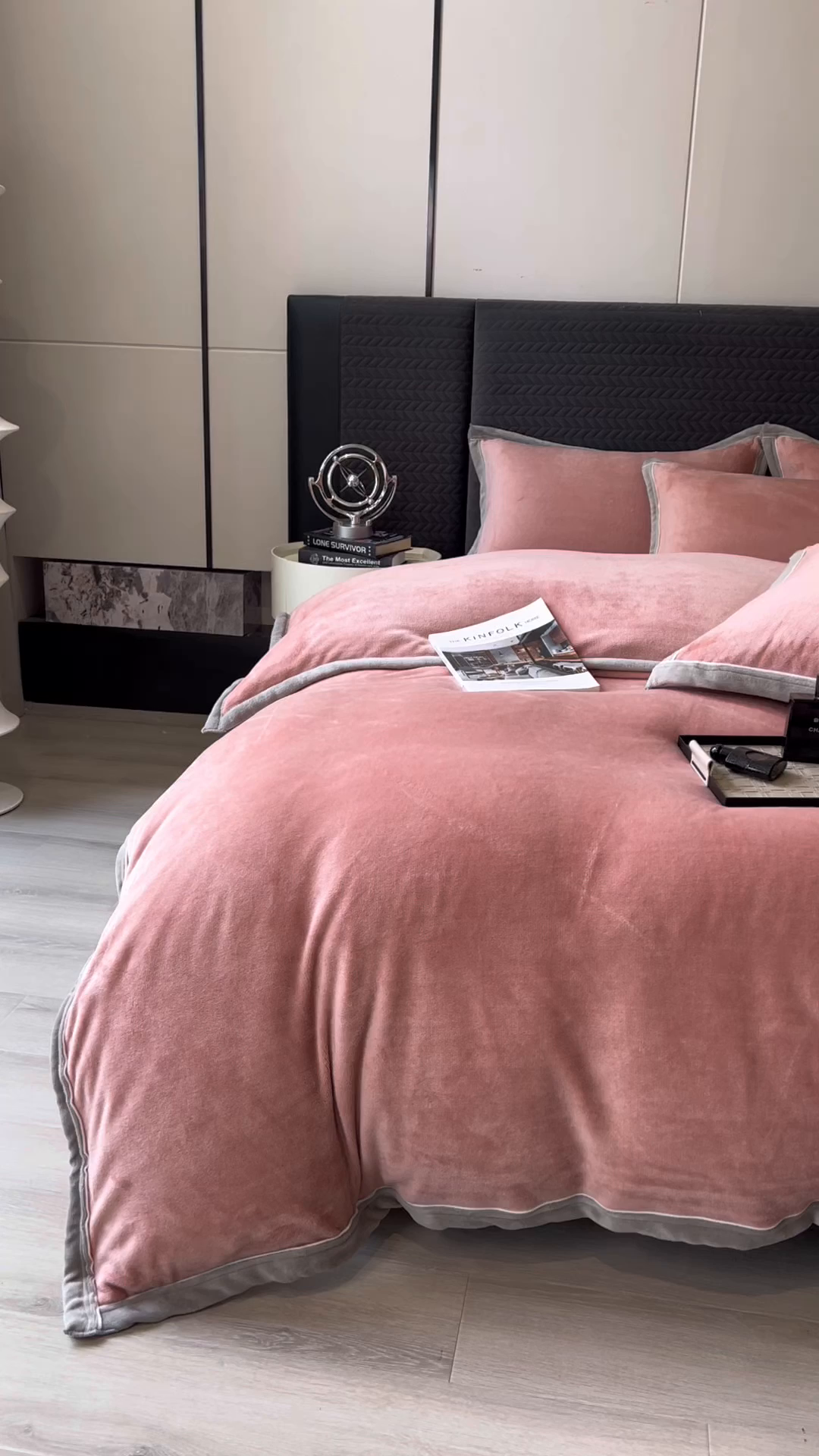 91家纺网 家纺一手货源 找家纺 印季家纺 2025新款牛奶绒两星绣花包边四件套 豆沙