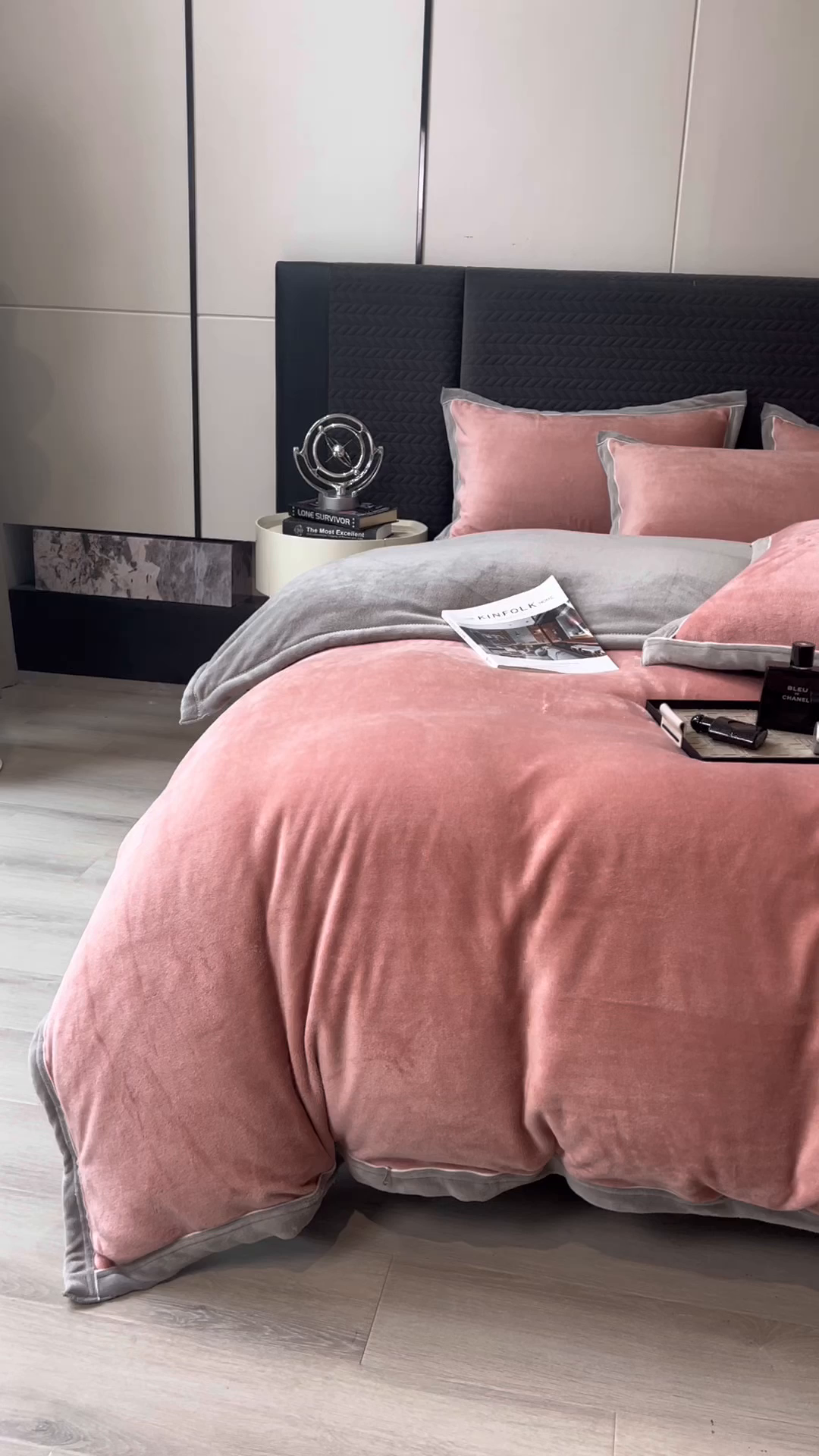 91家纺网 家纺一手货源 找家纺 印季家纺 2025新款牛奶绒两星绣花包边四件套 豆沙-马丁灰