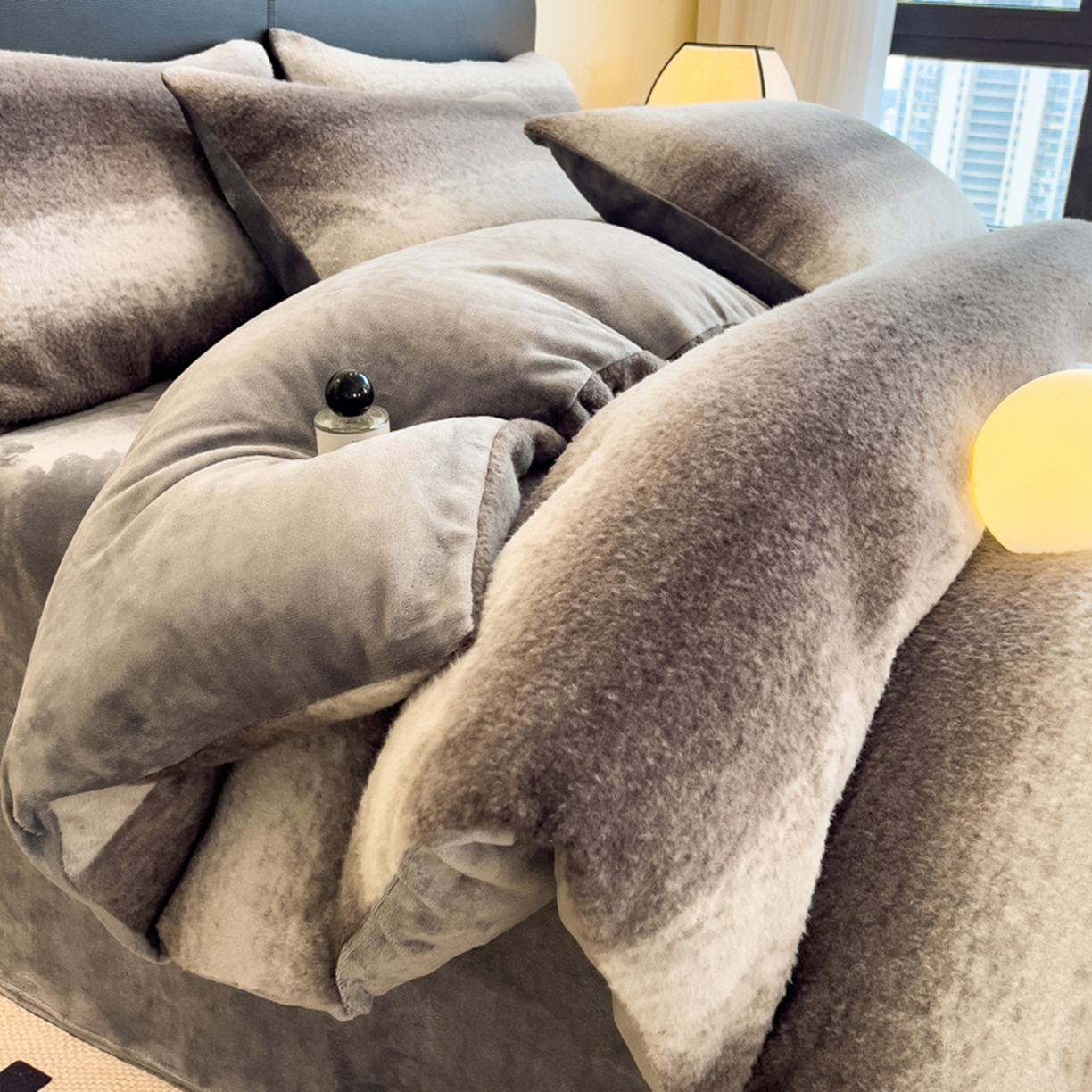 91家纺网 家纺一手货源 找家纺 印季家纺 2025新款轻奢简约羊呢绒亲肤保暖四件套 灰色大条纹