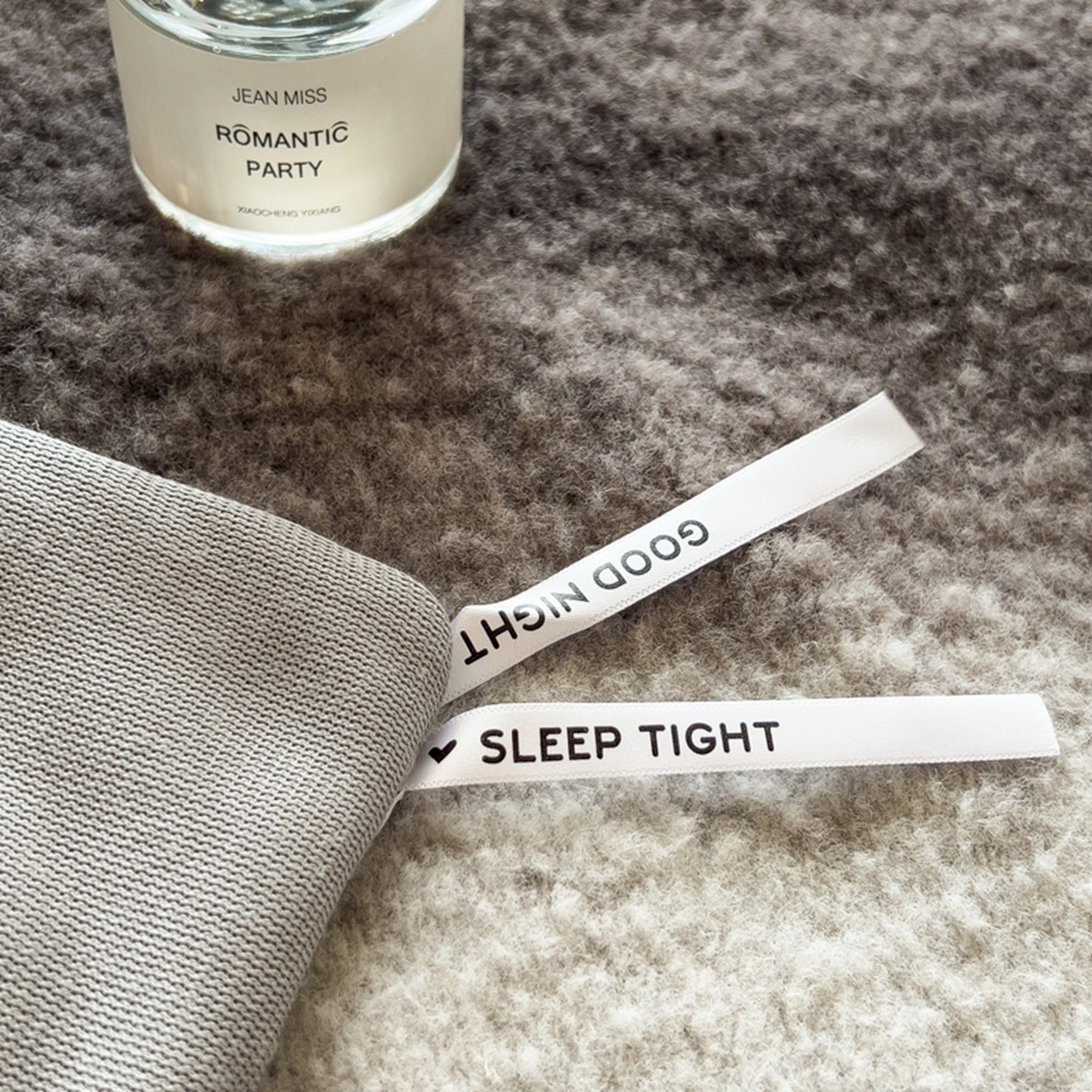 91家纺网 家纺一手货源 找家纺 印季家纺 2025新款轻奢简约羊呢绒亲肤保暖四件套 灰色大条纹