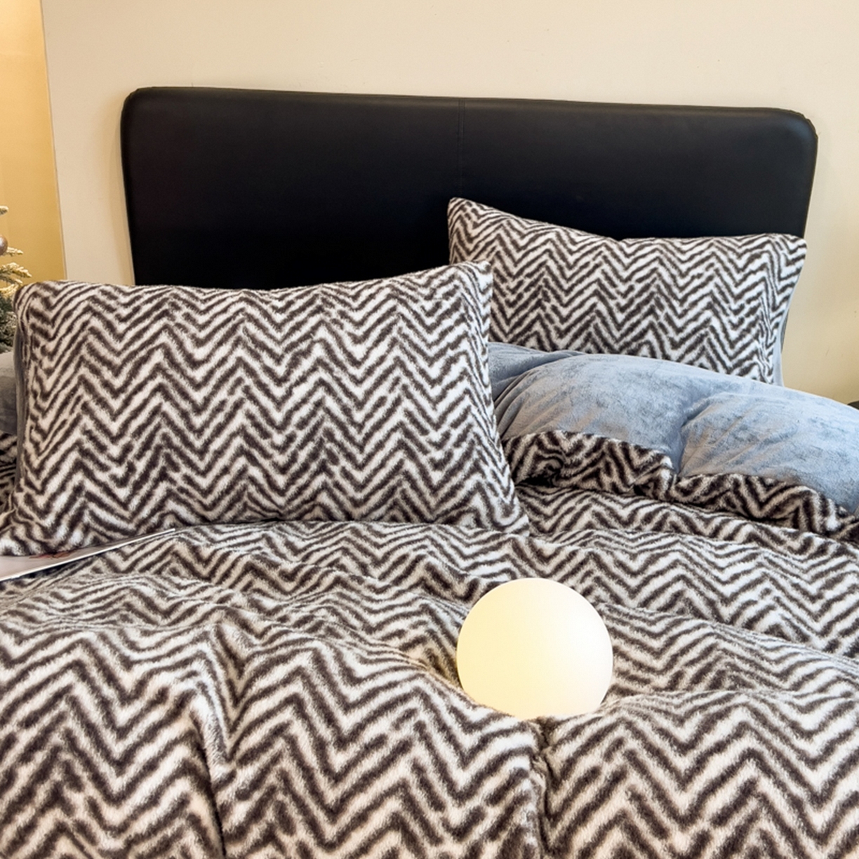 91家纺网 家纺一手货源 找家纺 印季家纺 2025新款轻奢简约羊呢绒亲肤保暖四件套 灰色波浪