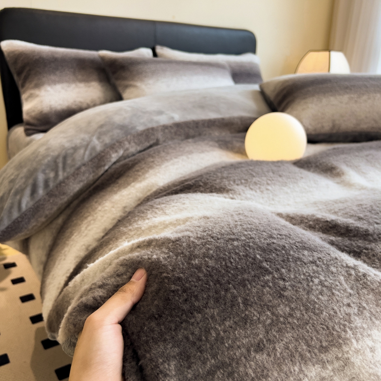 91家纺网 家纺一手货源 找家纺 印季家纺 2025新款轻奢简约羊呢绒亲肤保暖四件套 灰色大条纹