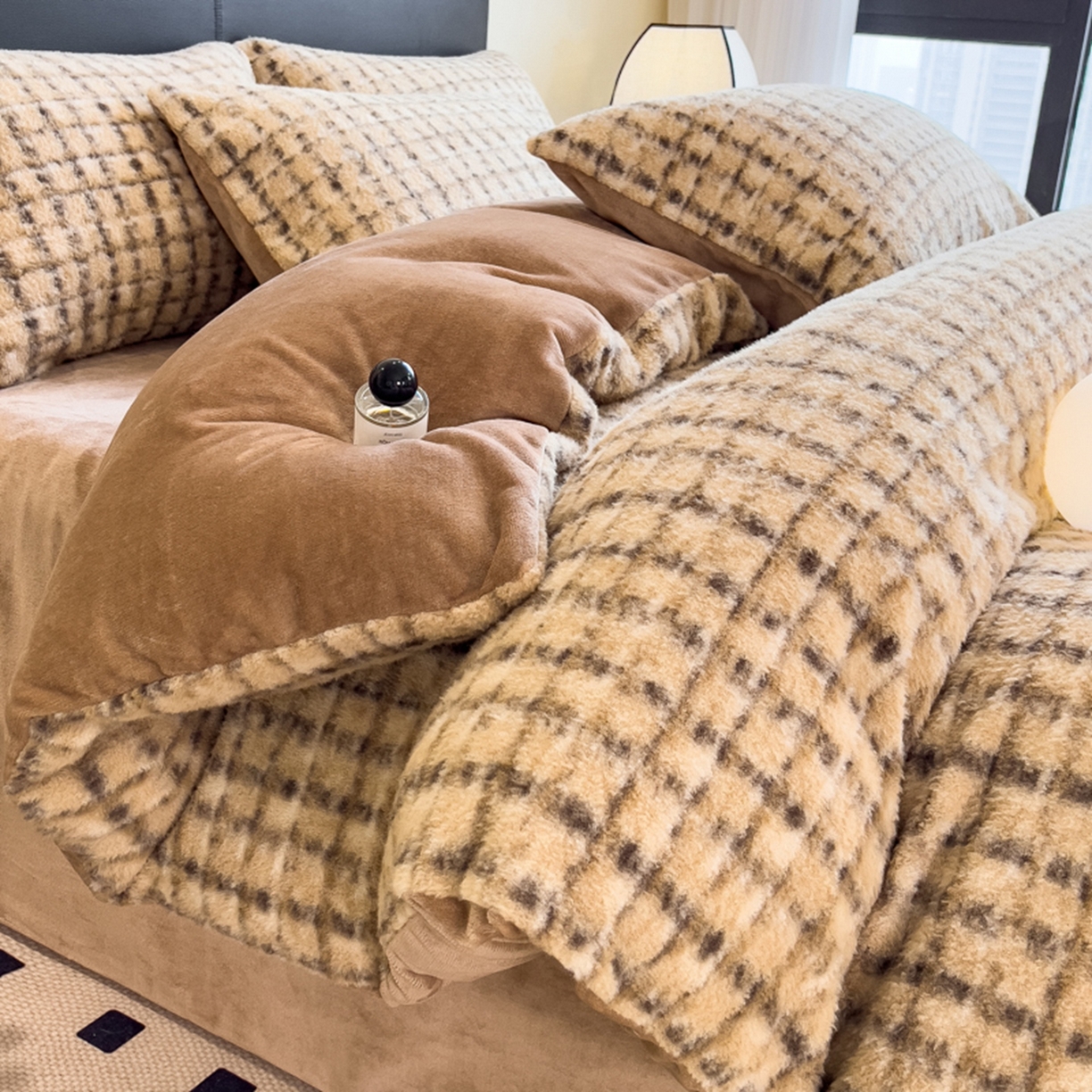 91家纺网 家纺一手货源 找家纺 印季家纺 2025新款轻奢简约羊呢绒亲肤保暖四件套 小香驼格