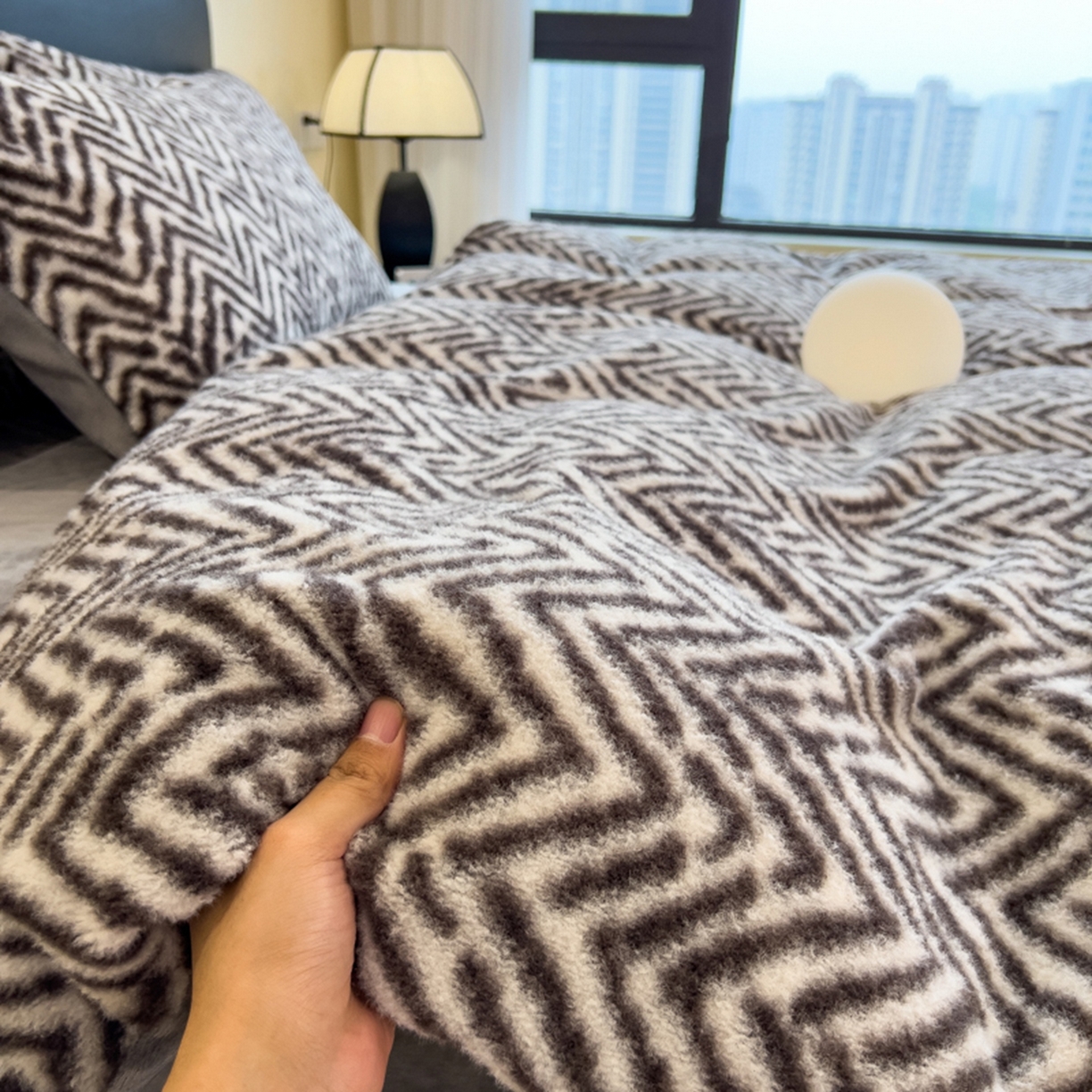 91家纺网 家纺一手货源 找家纺 印季家纺 2025新款轻奢简约羊呢绒亲肤保暖四件套 灰色波浪