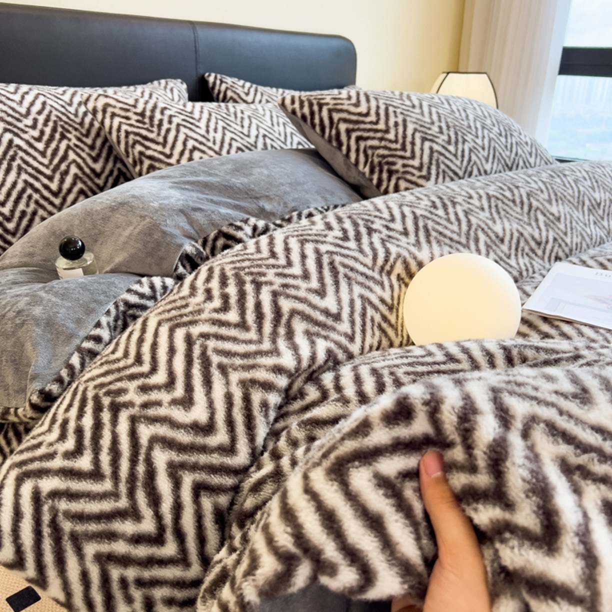 91家纺网 家纺一手货源 找家纺 印季家纺 2025新款轻奢简约羊呢绒亲肤保暖四件套 灰色波浪