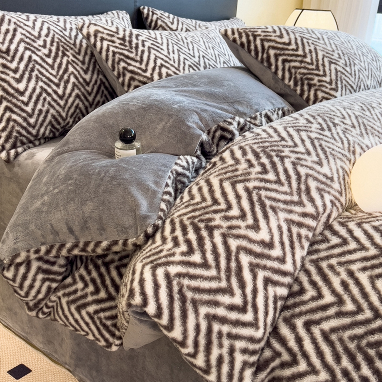 91家纺网 家纺一手货源 找家纺 印季家纺 2025新款轻奢简约羊呢绒亲肤保暖四件套 灰色波浪