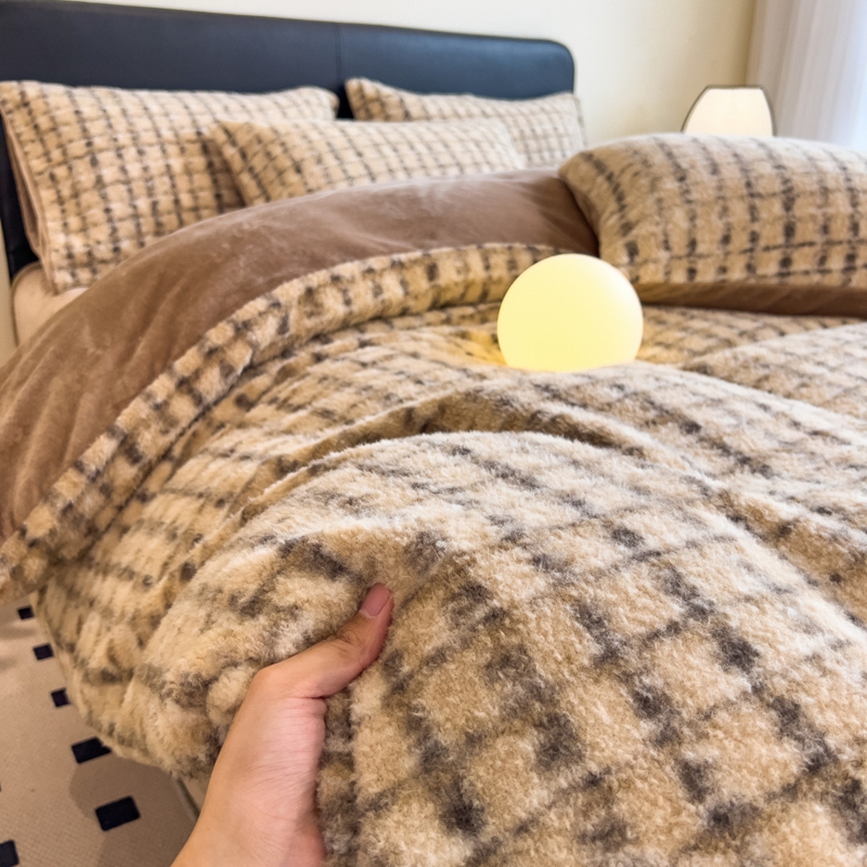 91家纺网 家纺一手货源 找家纺 印季家纺 2025新款轻奢简约羊呢绒亲肤保暖四件套 小香驼格