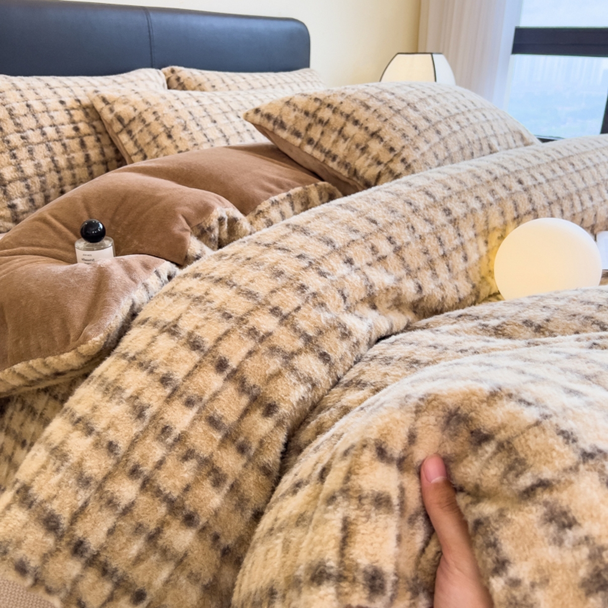 91家纺网 家纺一手货源 找家纺 印季家纺 2025新款轻奢简约羊呢绒亲肤保暖四件套 小香驼格