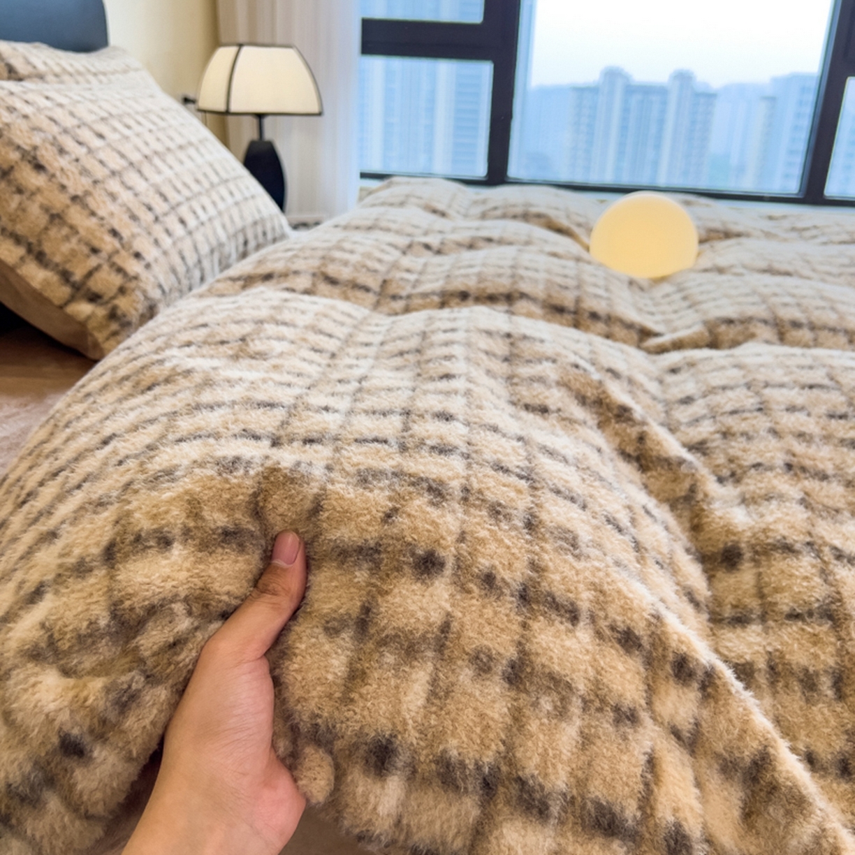 91家纺网 家纺一手货源 找家纺 印季家纺 2025新款轻奢简约羊呢绒亲肤保暖四件套 小香驼格