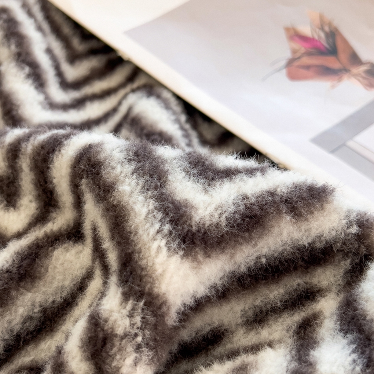 91家纺网 家纺一手货源 找家纺 印季家纺 2025新款轻奢简约羊呢绒亲肤保暖四件套 灰色波浪