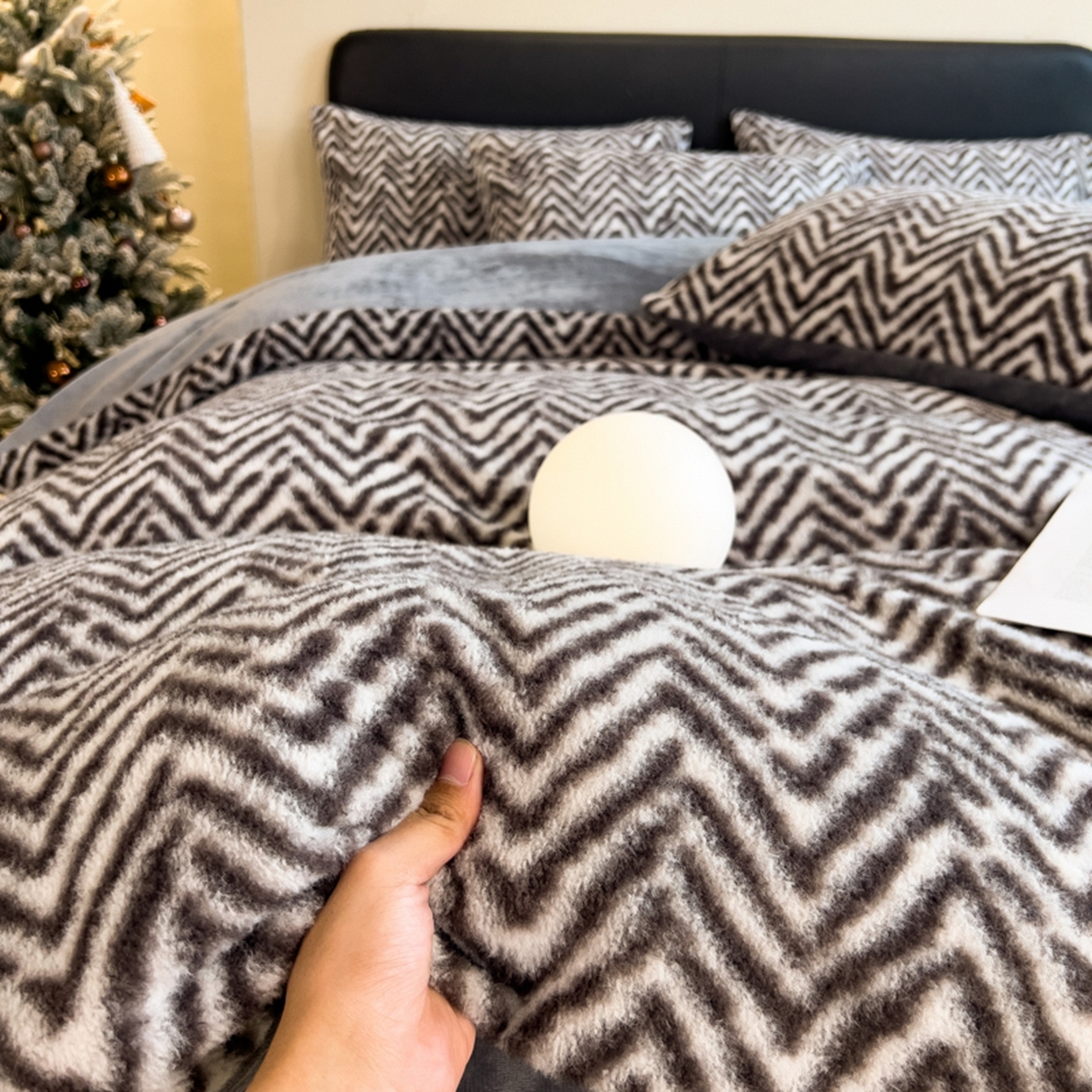 91家纺网 家纺一手货源 找家纺 印季家纺 2025新款轻奢简约羊呢绒亲肤保暖四件套 灰色波浪