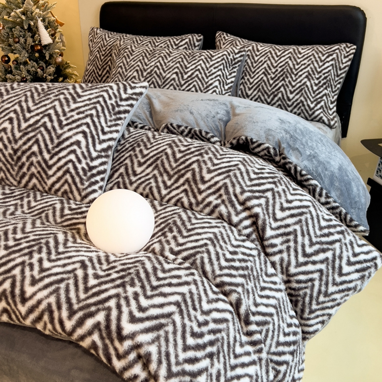 91家纺网 家纺一手货源 找家纺 印季家纺 2025新款轻奢简约羊呢绒亲肤保暖四件套 灰色波浪