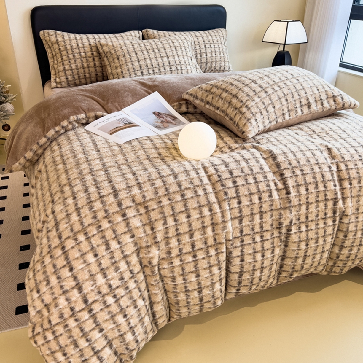 91家纺网 家纺一手货源 找家纺 印季家纺 2025新款轻奢简约羊呢绒亲肤保暖四件套 小香驼格