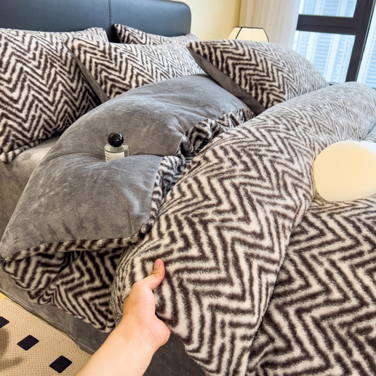 91家纺网 家纺一手货源 找家纺 印季家纺 2025新款轻奢简约羊呢绒亲肤保暖四件套 灰色波浪