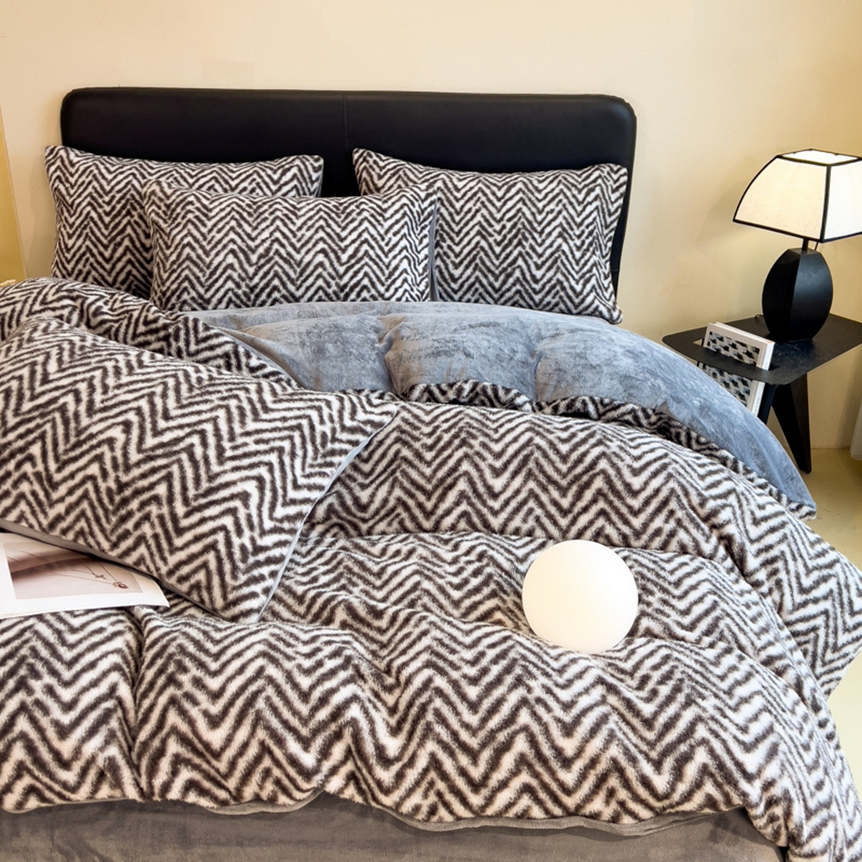 91家纺网 家纺一手货源 找家纺 印季家纺 2025新款轻奢简约羊呢绒亲肤保暖四件套 灰色波浪