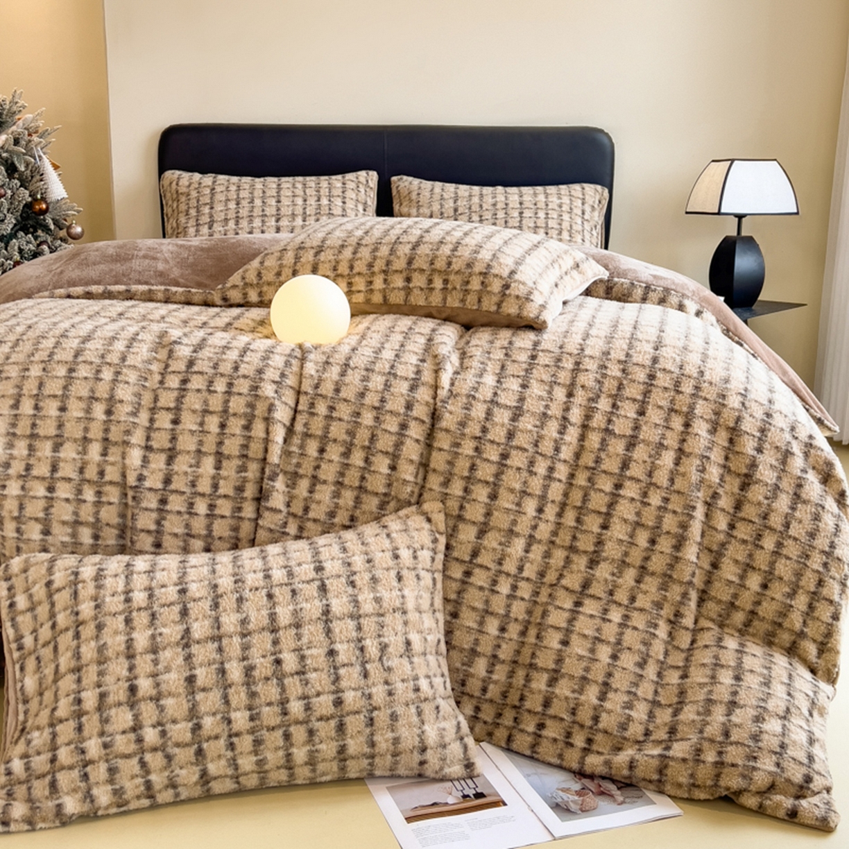 91家纺网 家纺一手货源 找家纺 印季家纺 2025新款轻奢简约羊呢绒亲肤保暖四件套 小香驼格